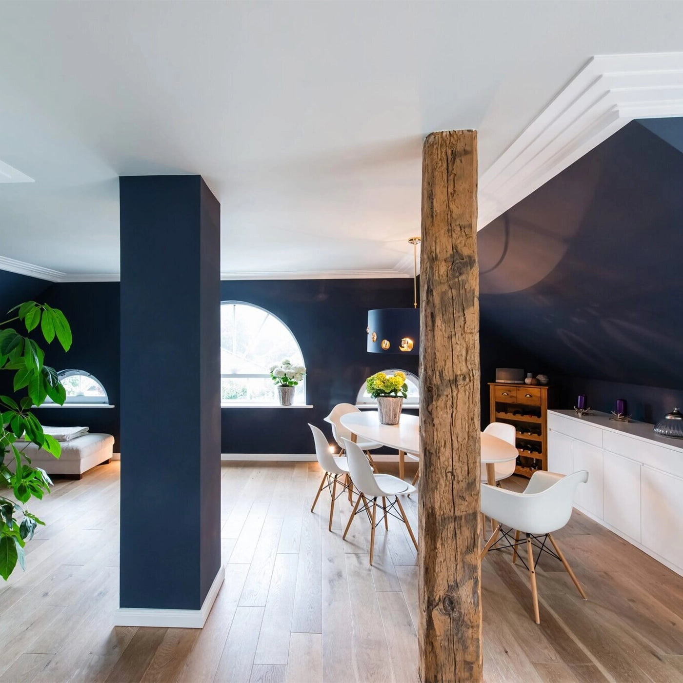 AD21 ART DECO 2M NMC Ceiling Coving in a stylish dining space | DecorMania UK